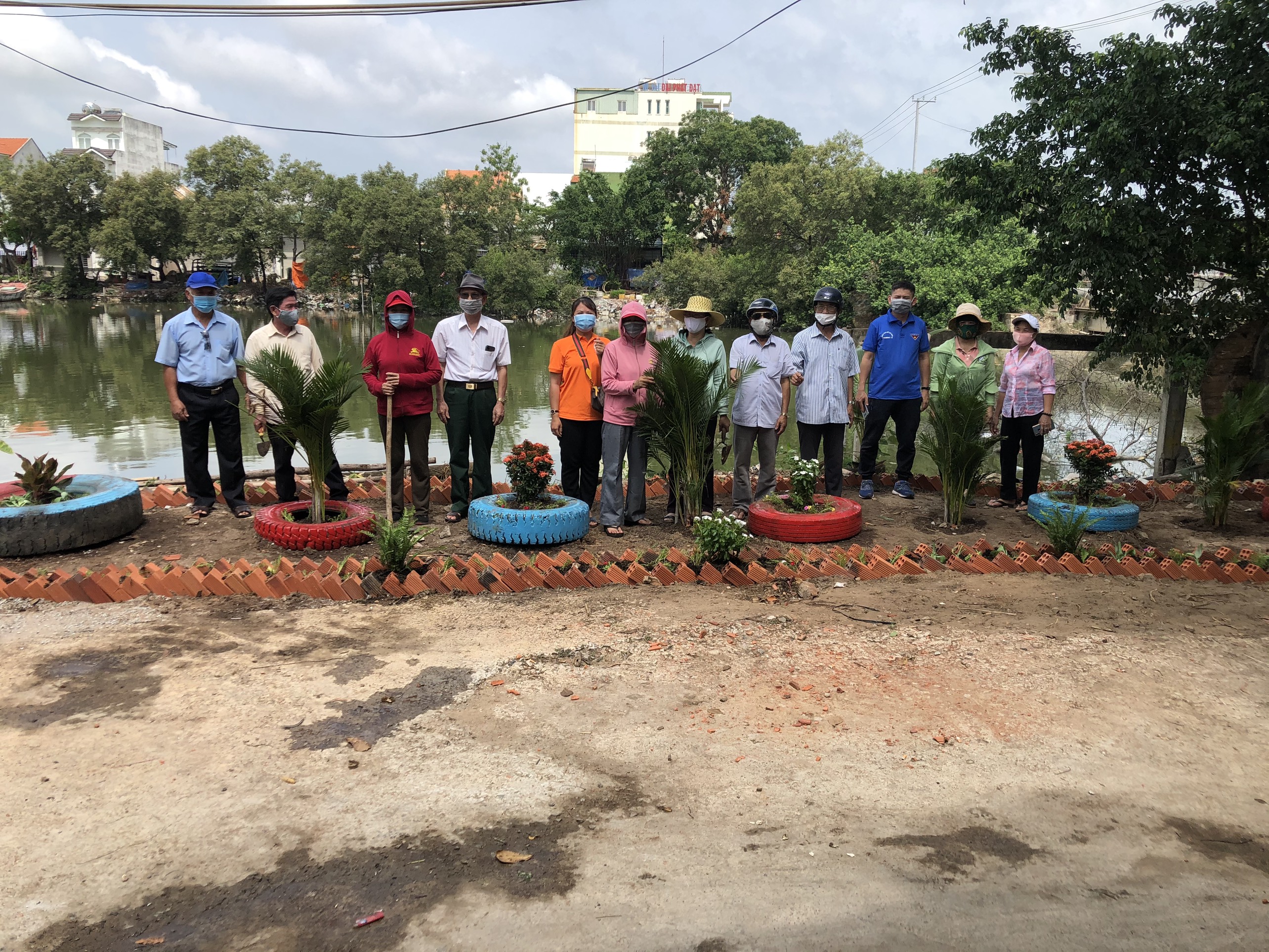UBMTTQ phường 11, TP.Vũng Tàu phối hợp Ban Công tác Mặt trận 4 khu phố ra quân dọn vệ sinh, thực hiện mô hình trồng cây xanh bảo vệ môi trường ven hồ Rạch Bà  (hẻm 704, đường 30/4, phường 11).