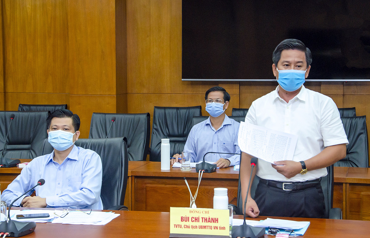 Ông Bùi Chí Thành, Ủy viên Ban Thường vụ Tỉnh ủy, Chủ tịch UBMTTQ Việt Nam tỉnh phát biểu về công tác phối hợp giữa Tỉnh Đoàn với các hội, đoàn thể để tăng cường sức mạnh tổng lực trong thực hiện các nhiệm vụ chính trị, phát triển KT-XH, phòng chống dịch.