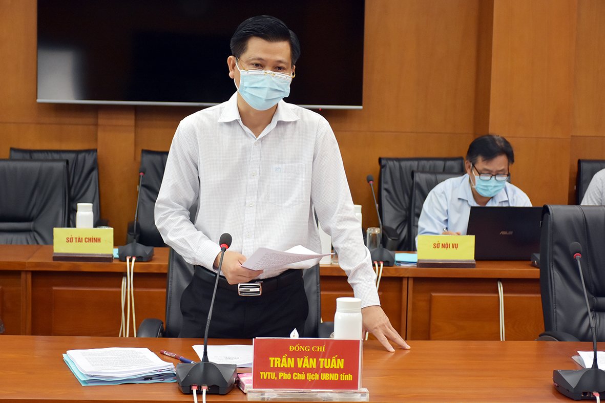 Ông Trần Văn Tuấn, Ủy viên Ban Thường vụ Tỉnh ủy, Phó Chủ tịch UBND tỉnh, Phó Trưởng Ban Thường trực BCĐ Phòng, chống dịch COVID-19 tỉnh báo cáo Dự thảo phương án thiết lập trạng thái bình thường mới trên địa bàn tỉnh.