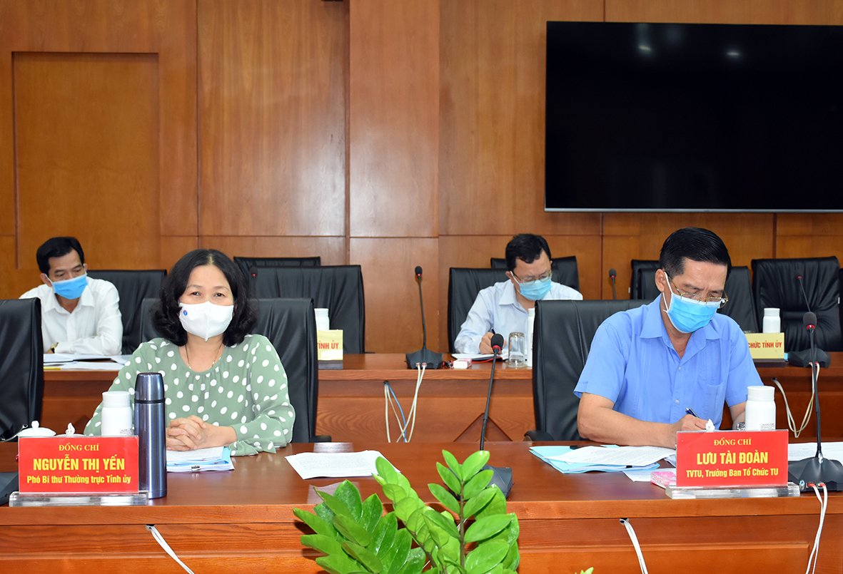 Bà Nguyễn Thị Yến, Phó Bí thư Thường trực Tỉnh ủy, Trưởng Đoàn ĐBQH tỉnh và các đại biểu tham dự cuộc họp.
