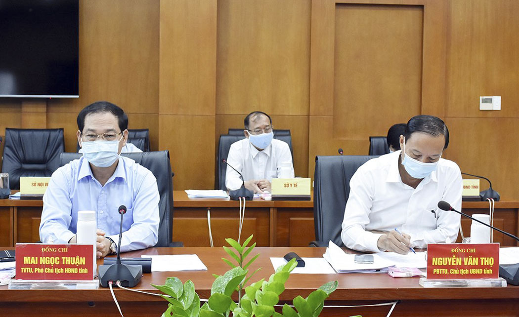 Ông Nguyễn Văn Thọ, Phó Bí thư Tỉnh ủy, Chủ tịch UBND tỉnh, Trưởng BCĐ Phòng, chống dịch COVID 19 tỉnh; ông Mai Ngọc Thuận, Ủy viên Ban Thường vụ Tỉnh ủy, Phó Chủ tịch HĐND tỉnh tham dự cuộc họp.