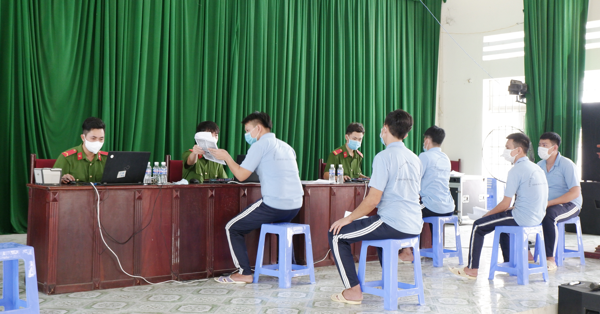 Công an TX. Phú Mỹ làm thủ tục cấp CCCD gắn chip tại Cơ sở tư vấn và điều trị cai nghiện ma túy  (ấp 6, xã Tóc Tiên).