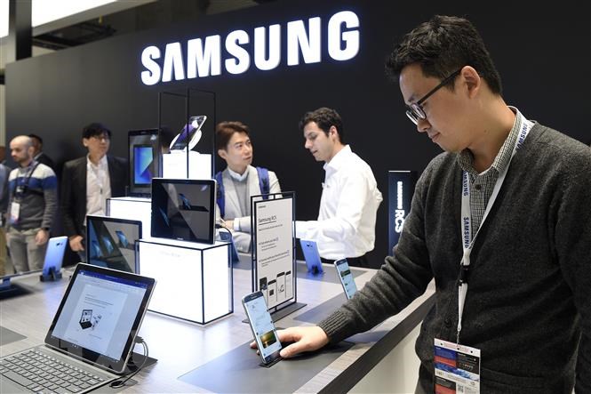 Khách hàng tìm hiểu các sản phẩm điện thoại thông minh của Samsung tại Triển lãm Thế giới di động ở Barcelona (Tây Ban Nha).