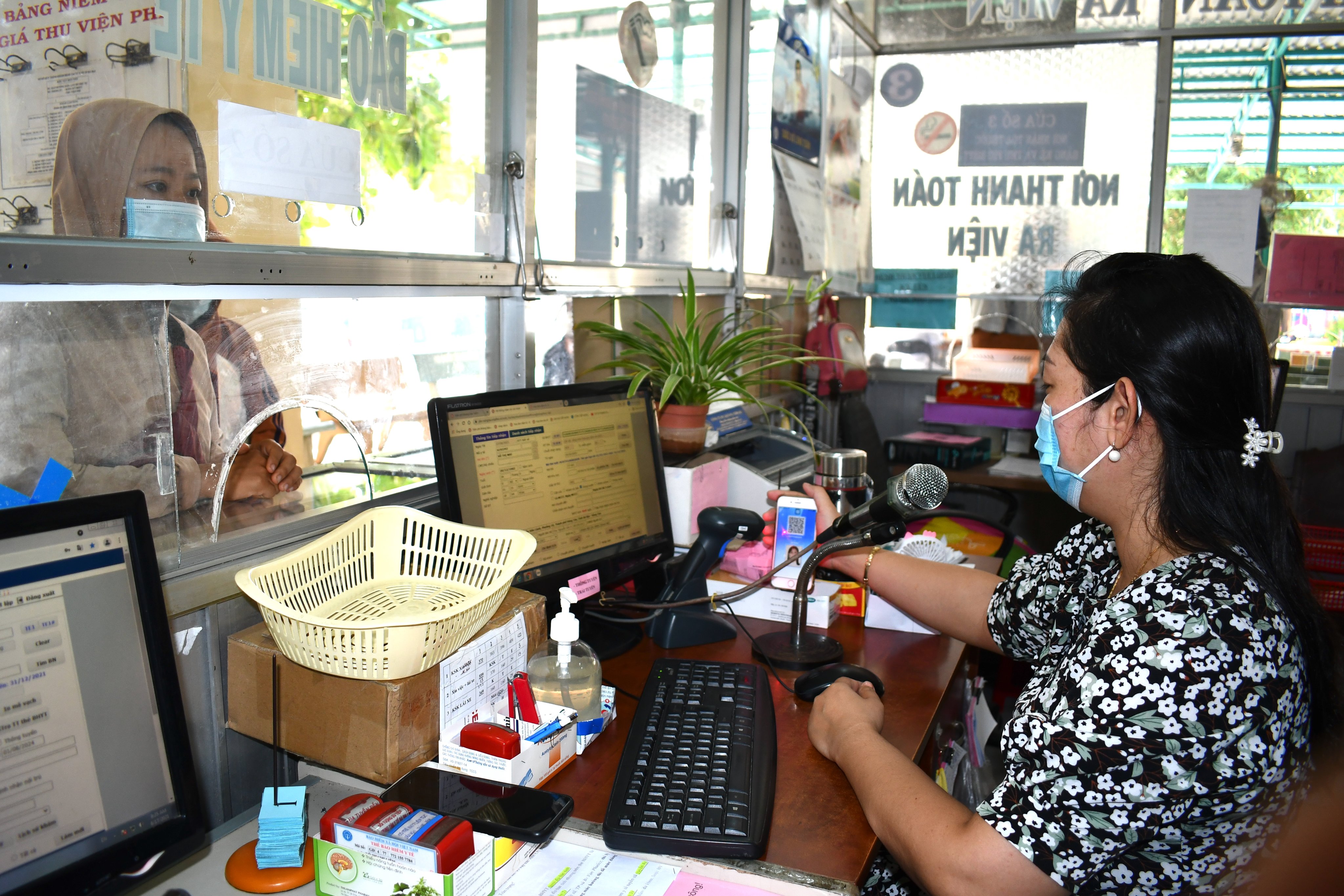 Người dân sử dụng hình ảnh thẻ BHYT trên ứng dụng VssID trong KCB BHYT tại Trung tâm Y tế TP.Bà Rịa.