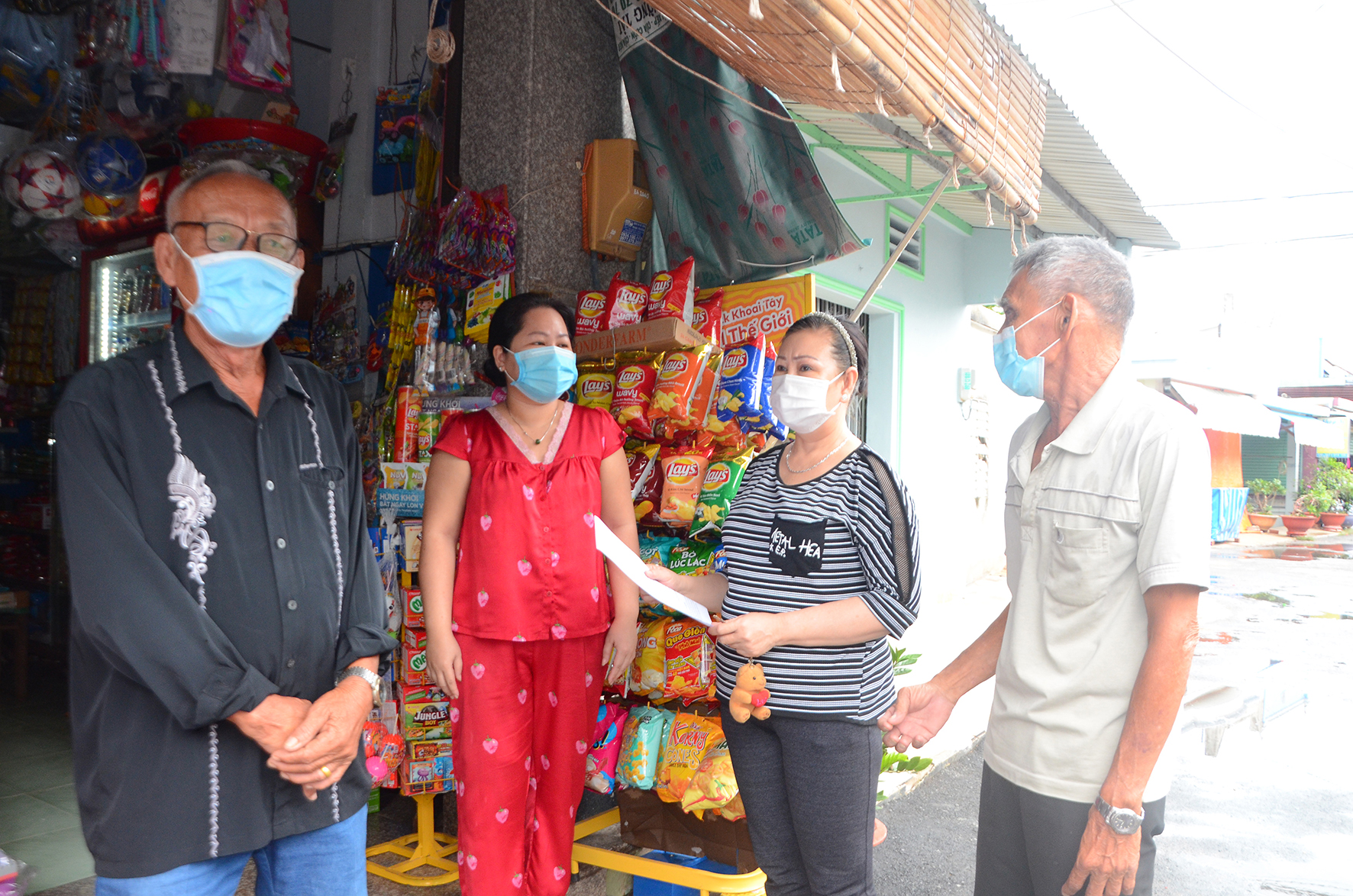 TGSCĐ khu phố 5, phường Phước Trung, TP. Bà Rịa tuyên truyền, nhắc nhở người dân chấp hành các biện pháp phòng, chống dịch COVID-19.