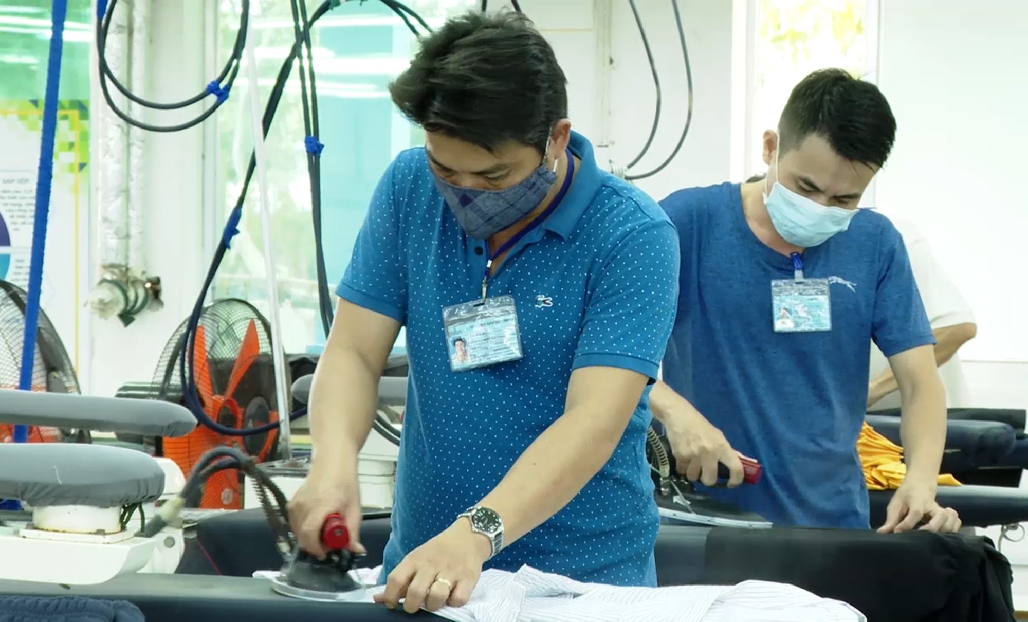 Công nhân Công ty TNHH LT Garments gia công quần áo xuất khẩu.