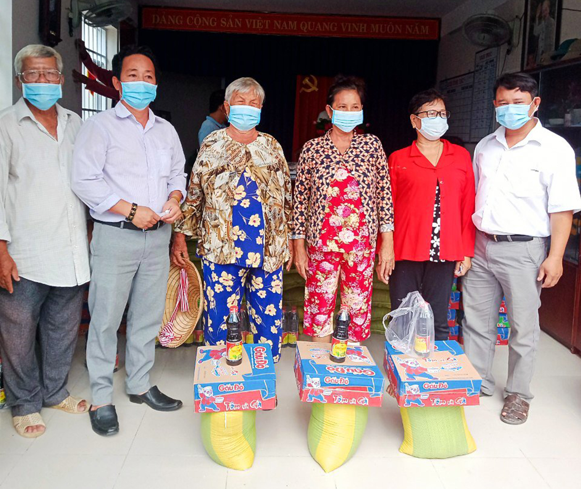 Hội Nông dân TT. Long Hải phối hợp với Chùa Viên Hạnh trao quà cho hội viên nông dân gặp khó khăn do bị ảnh hưởng do dịch bệnh COVID-19.