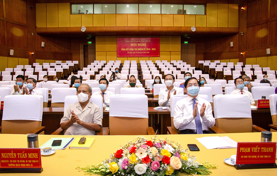 Ông Phạm Viết Thanh, Ủy viên Trung ương Đảng, Bí thư Tỉnh ủy (hàng đầu bên phải) cùng các đồng chí nguyên lãnh đạo tỉnh, lãnh đạo Đoàn ĐBQH tỉnh qua các thời kỳ, đại diện các sở, ngành, địa phương tham dự Hội nghị.