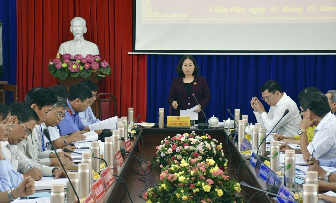 Bà Nguyễn Thị Yến, Phó Bí thư Thường trực Tỉnh ủy, Trưởng Đoàn ĐBQH tỉnh, phát biểu tại cuộc giám sát chuyên đề về việc thực hiện công tác cấp GCNQSDĐ tại huyện Châu Đức vào ngày 3/3/2020. Ảnh: QUANG VINH