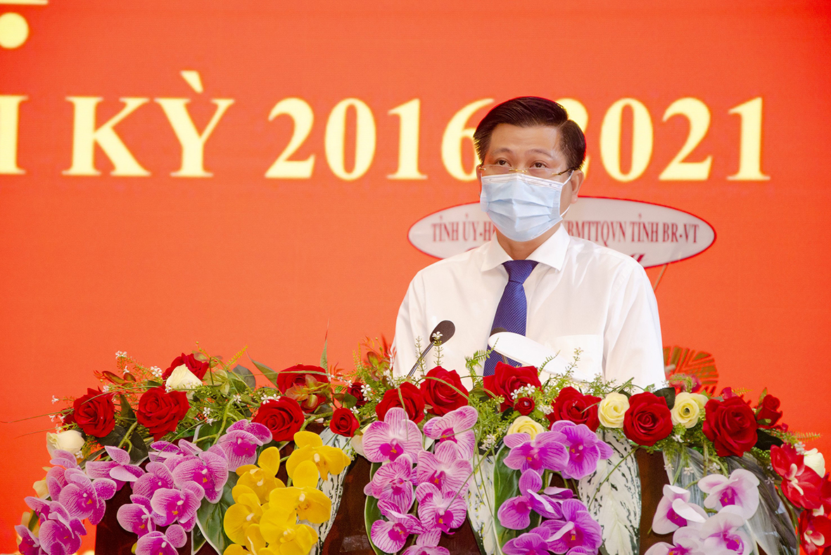 Ông Trần Văn Tuấn, Ủy viên Ban Thường vụ Tỉnh ủy, Phó Chủ tịch UBND tỉnh phát biểu tham luận về việc thực hiện kết luận, kiến nghị giám sát, hậu giám sát của Đoàn ĐBQH tỉnh.