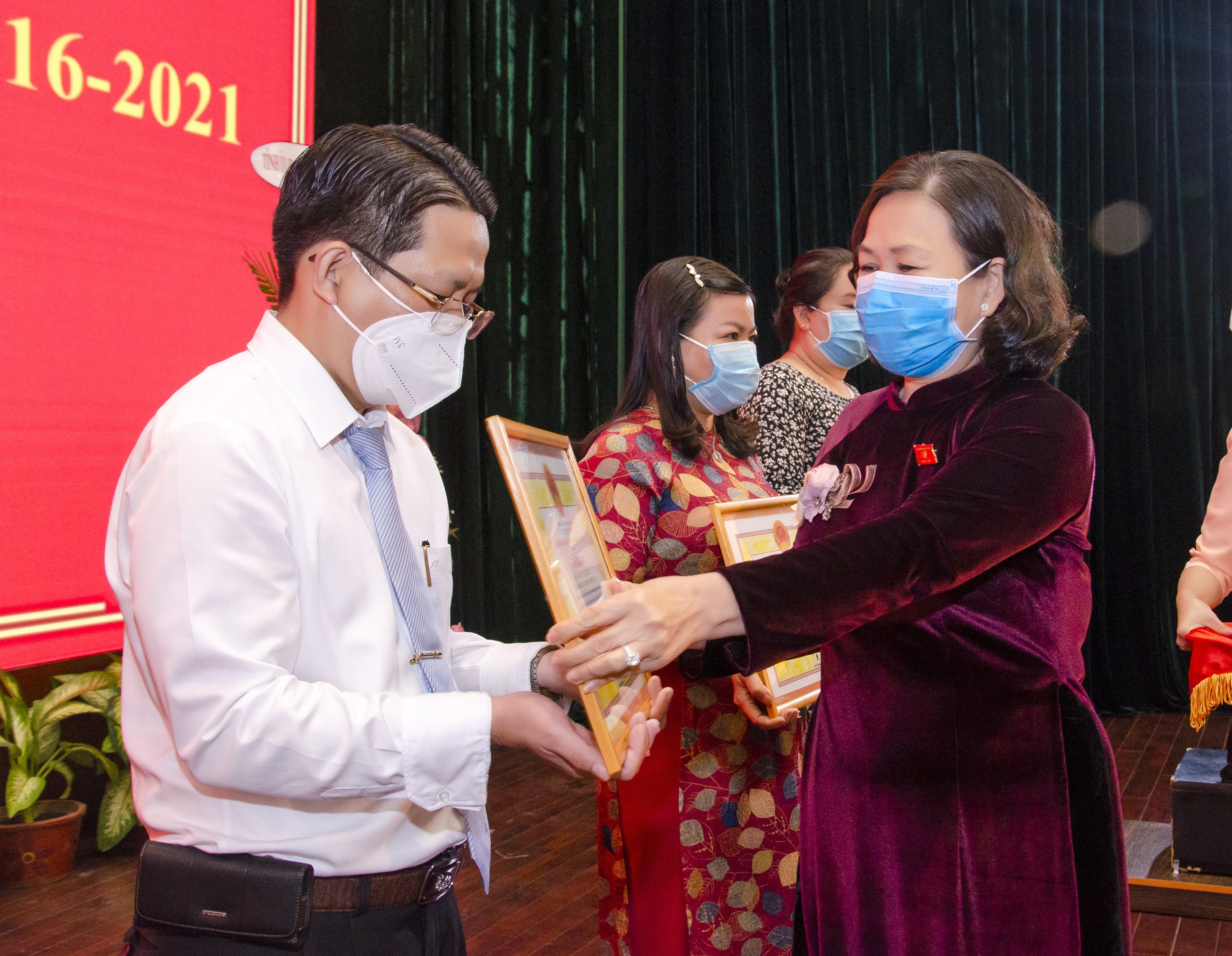 Bà Nguyễn Thị Yến, Phó Bí thư Thường trực Tỉnh ủy, Trưởng Đoàn ĐBQH tỉnh tặng Giấy khen cho các tập thể “Đã có thành tích xuất sắc trong công tác phối hợp và thực hiện nhiệm vụ của Đoàn ĐBQH tỉnh Khóa XIV, nhiệm kỳ 2016-2021”.