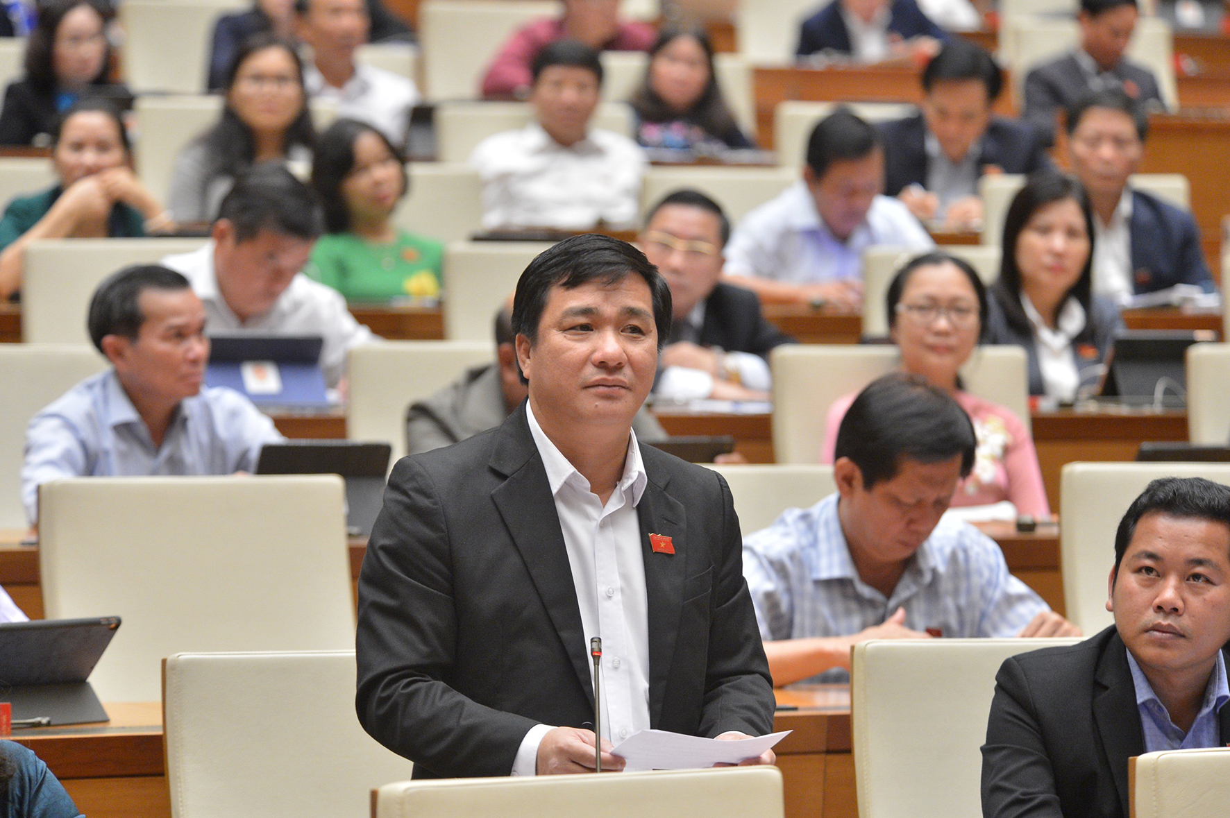 Đại biểu Dương Minh Tuấn, Phó Trưởng Đoàn ĐBQH tỉnh phát biểu tại hội trường ở Kỳ họp thứ 10, Quốc hội khóa XIV.