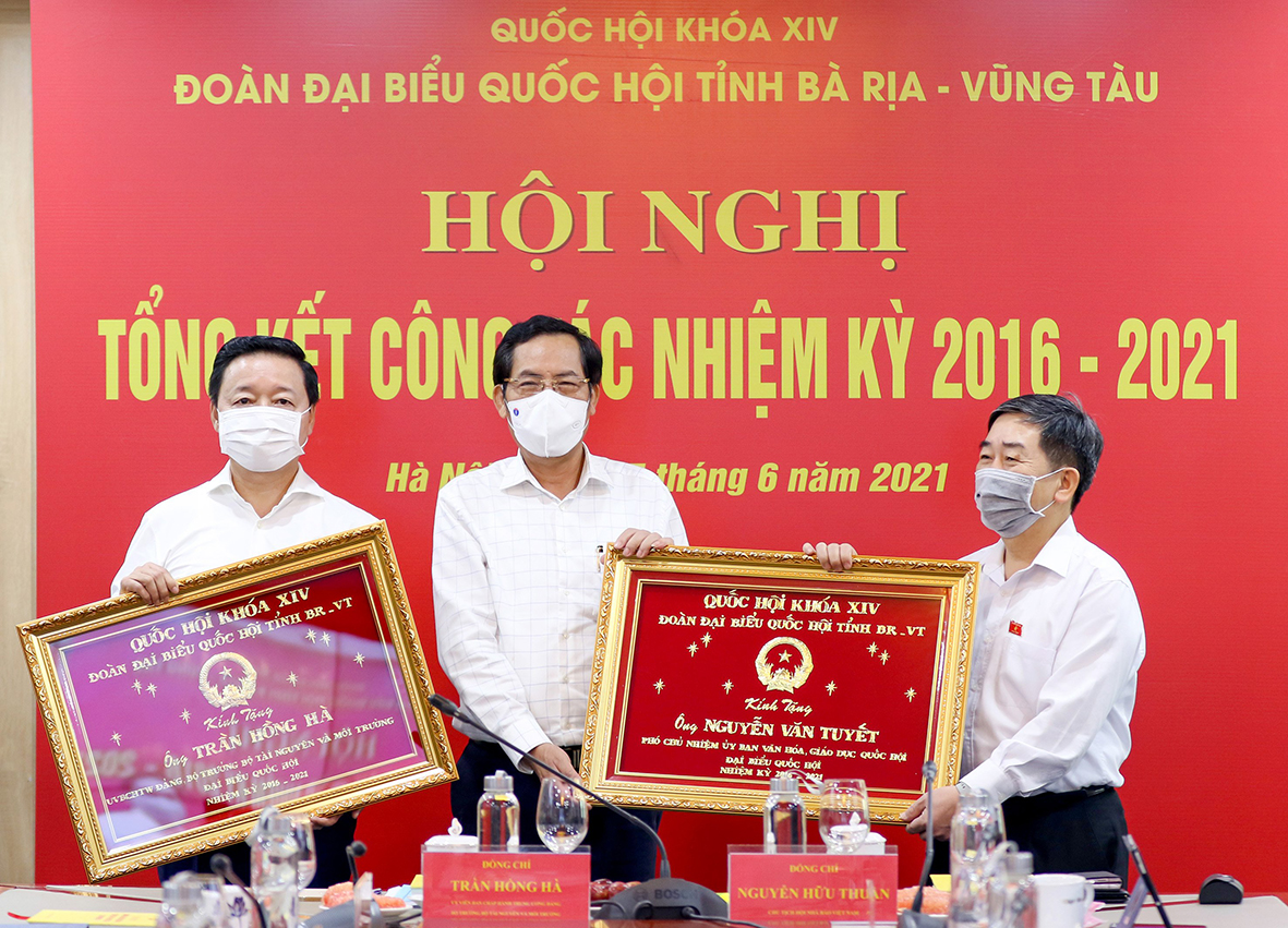 Ông Nguyễn Thuận Hữu, Chủ tịch Hội Nhà Báo Việt Nam trao Bức Trướng của Quốc hội khóa XIV cảm ơn các ĐBQH tỉnh BR-VT khóa XIV -ông Nguyễn Hồng Hà, Bộ Trưởng Bộ TN-MT và ông Nguyễn Văn Tuyết Phó Chủ nhiệm Ủy ban Văn hóa, Giáo dục, Thanh niên, Thiếu niên và Nhi đồng của Quốc hội vì có nhiều đóng góp vào sự thành công của Quốc hội khóa XIV.