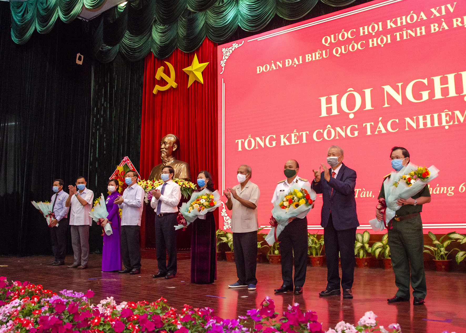 Các đồng chí lãnh đạo tỉnh, nguyên lãnh đạo tỉnh, lãnh đạo Đoàn ĐBQH tỉnh qua các thời kỳ tặng hoa chúc mừng các đại biểu trúng cử Đoàn ĐBQH tỉnh khóa XV, nhiệm kỳ 2021-2026.