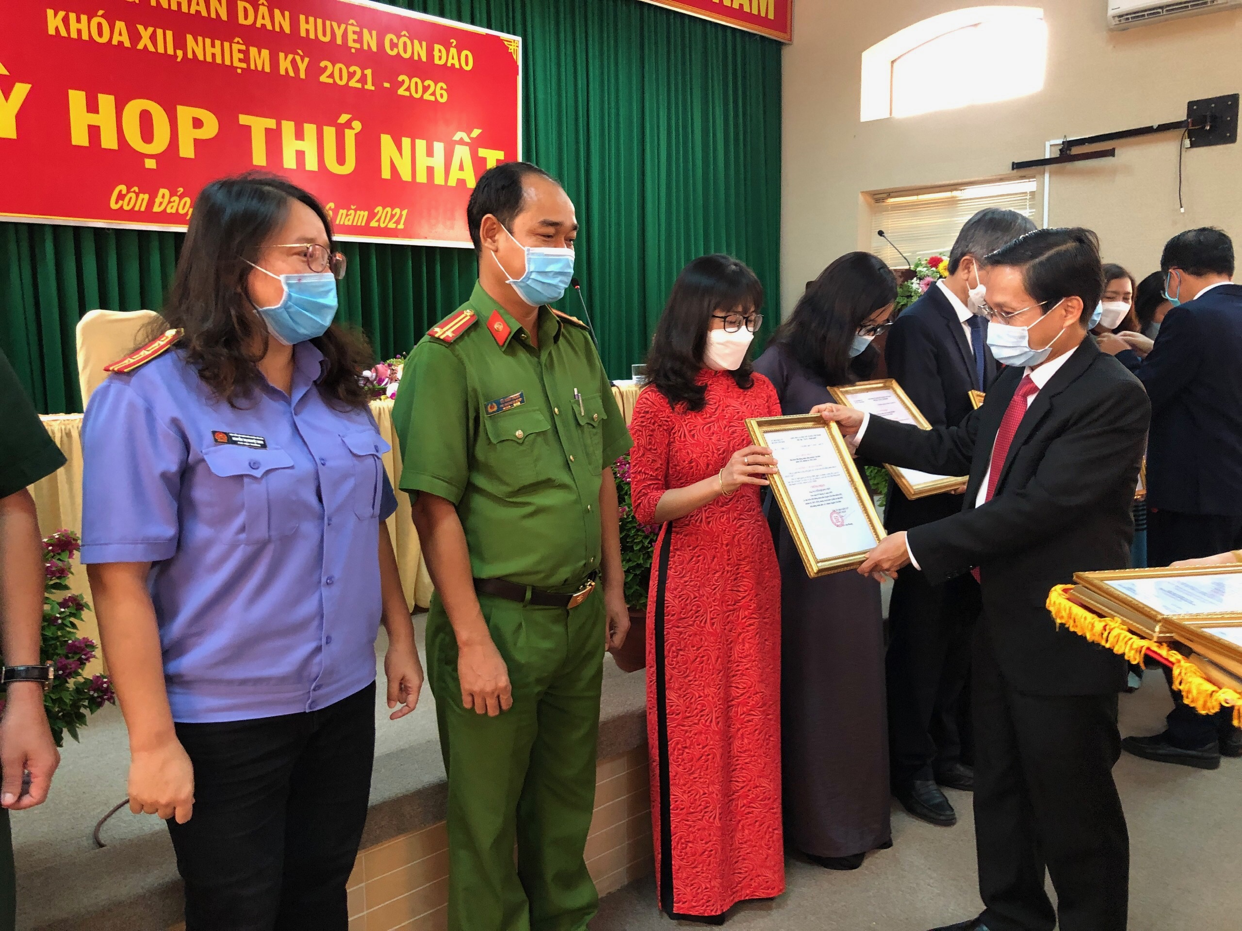 Ông Lê Văn Phong, Bí thư Huyện ủy, Trưởng BCĐ Bầu cử huyện trao giấy chứng nhận đại biểu HĐND huyện Côn Đảo khoá XII, nhiệm kỳ 2021-2026 cho các đại biểu trúng cử.