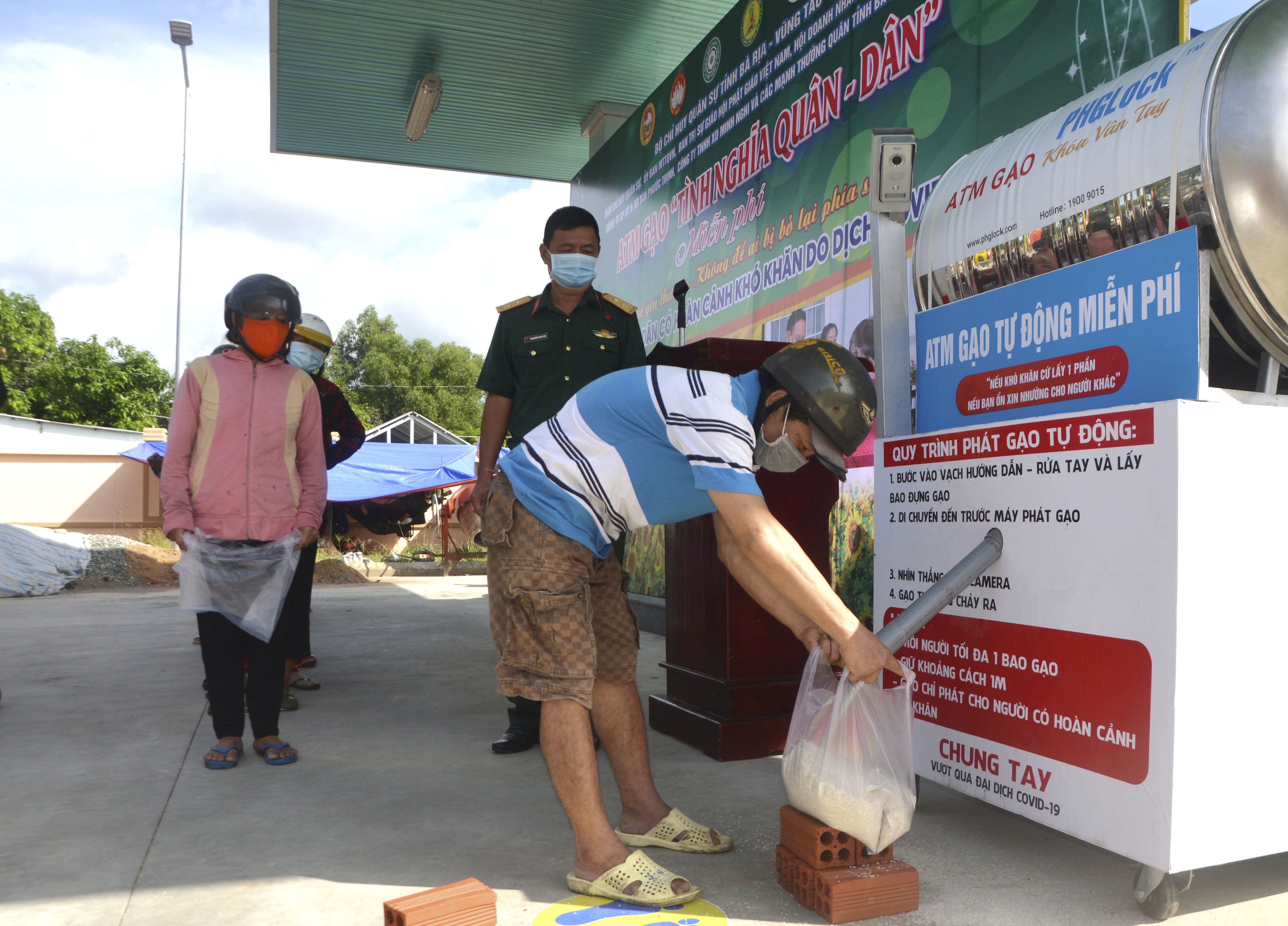 Người dân đến nhận gạo từ cây “ATM gạo 0 đồng”.