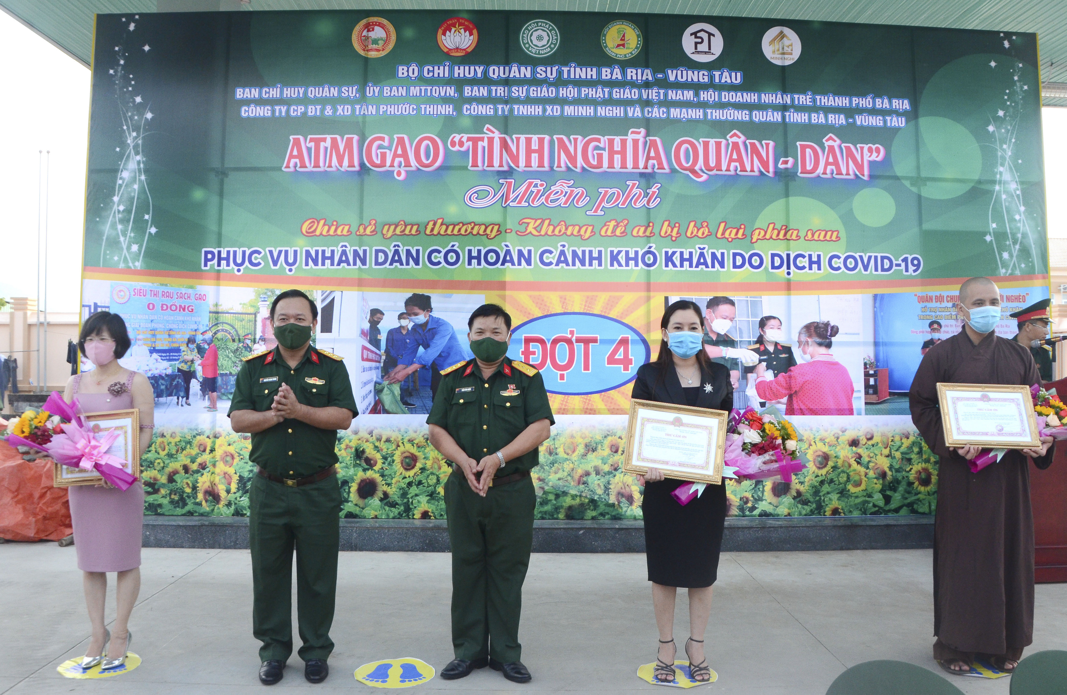 Ban tổ chức trao thư cảm ơn đến các tổ chức, đơn vị, DN đã ủng hộ gạo cho cây “ATM gạo 0 đồng”.