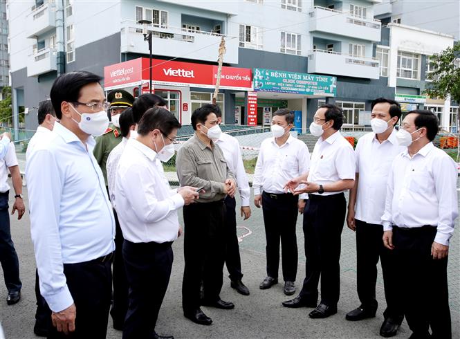 Thủ tướng Phạm Minh Chính kiểm tra tại khu cách ly Ký túc xá Đại học quốc gia Thành phố Hồ Chí Minh. Ảnh: Thành Chung/TTXVN