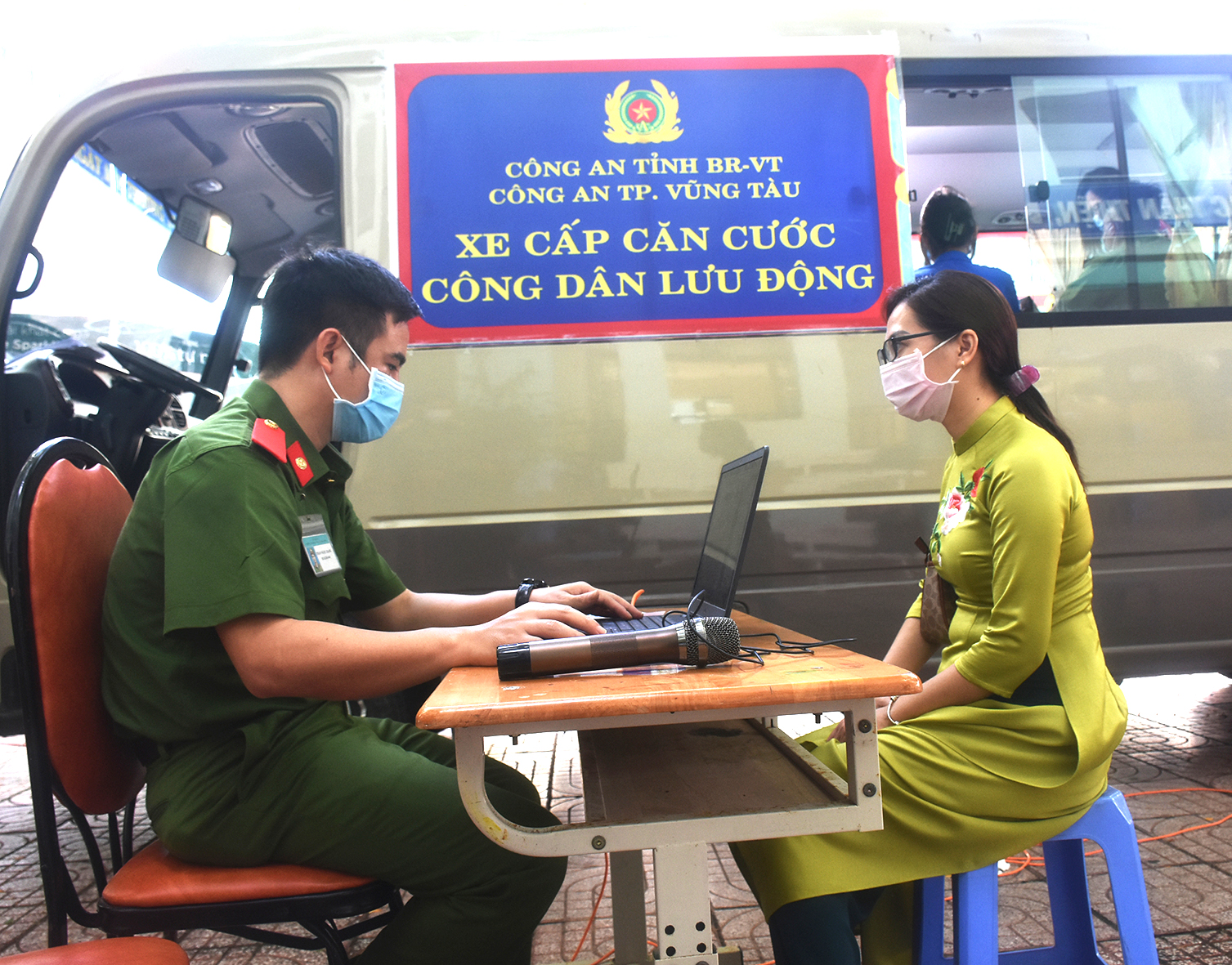         Lực lượng Công an TP.Vũng Tàu sử dụng xe ô tô lưu động làm thủ tục cấp CCCD gắn chip cho người dân.