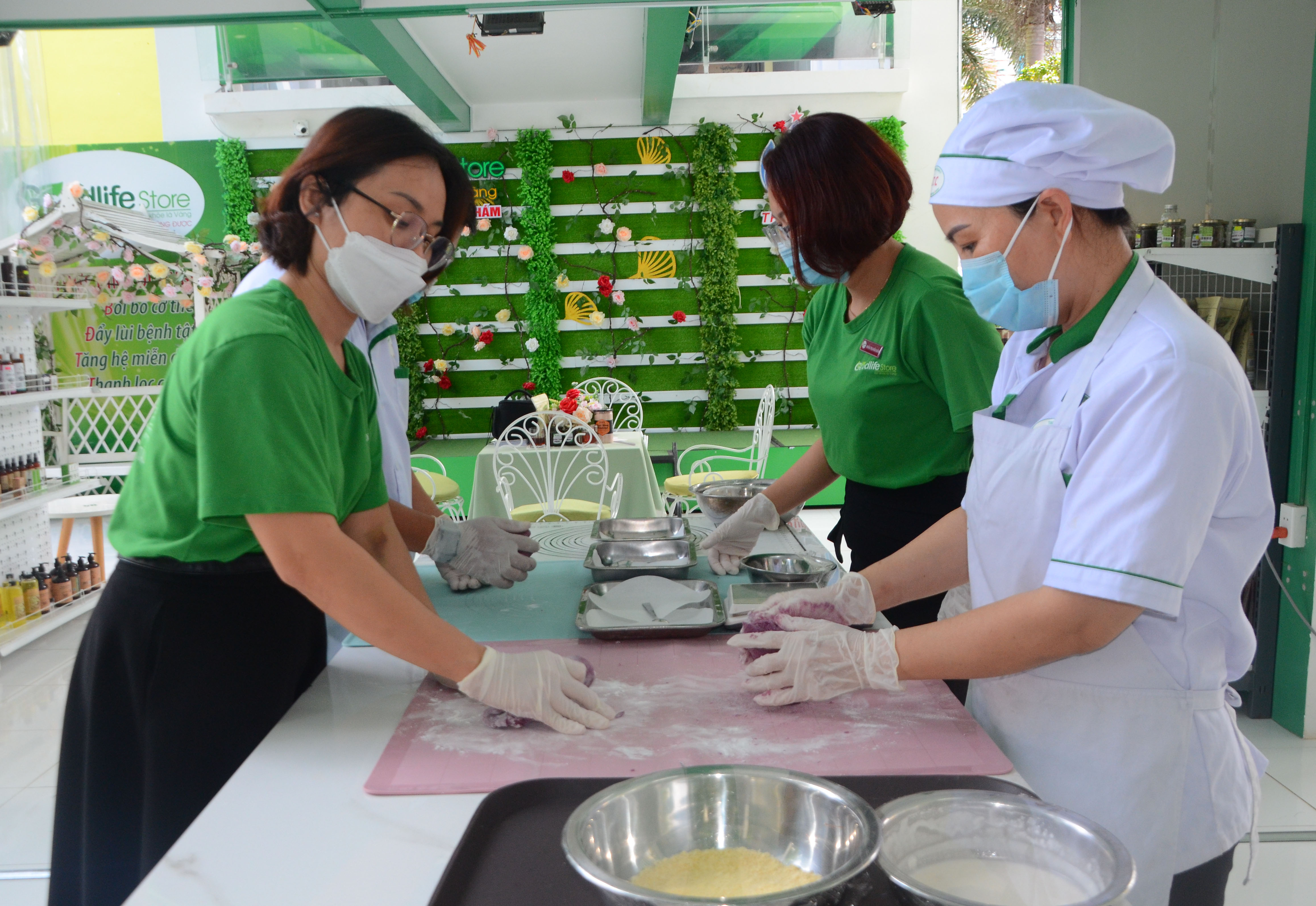 Chị Triệu Kim Ngọc (bìa trái), chủ nhà hàng Goodlife cùng nhân viên làm bánh tặng người dân đang cách ly và các lực lượng làm nhiệm vụ phòng, chống dịch COVID-19 tại Trường TH Thắng Tam.