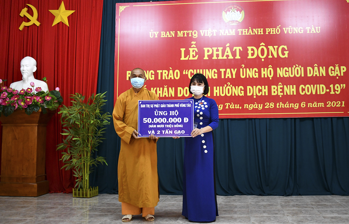 : Đại diện Ban Trị sự Giáo hội Phật giáo Việt Nam P.Vũng Tàu ủng hộ 50 triệu đồng và 2 tấn gạo tại Lễ phát động phong trào “Chung tay ủng hộ người dân gặp khó khăn do ảnh hưởng dịch bệnh COVID-19”.
