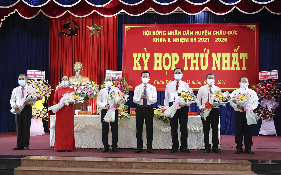 H2: Ông Lưu Tài Đoàn, Ủy viên Ban Thường vụ Tỉnh ủy, Trưởng Ban Tổ chức Tỉnh ủy, Phó chủ tịch Ủy ban Bầu cử tỉnh tặng hoa chúc mừng các đại biểu vừa được bầu giữ chức danh Chủ tịch HĐND huyện, Phó Chủ tịch HĐND huyện; Trưởng Ban, Phó Trưởng Ban KT-XH, Ban Pháp chế của HĐND huyện khóa V, nhiệm kỳ 2021 – 2026.