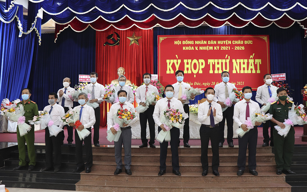 Chủ tịch, Phó Chủ tịch UBND và các Ủy viên UBND huyện khóa V, nhiệm kỳ 2021-2026 ra mắt tại Kỳ họp.