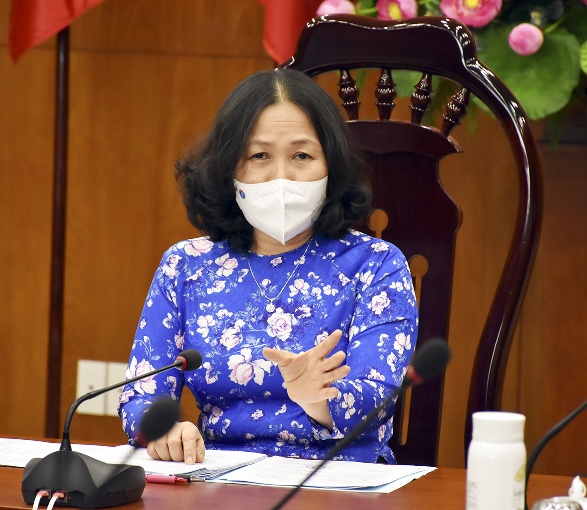 Bà Nguyễn Thị Yến, Phó Bí thư Thường trực Tỉnh ủy, Trưởng Đoàn ĐBQH tỉnh phát biểu tại cuộc họp.