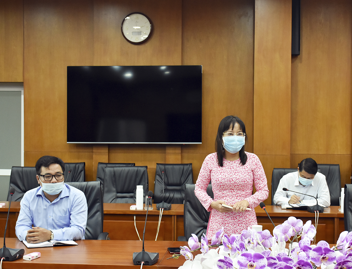 Bà Đỗ Nguyễn Hoàng Dung, Quyền Tổng Biên tập Báo Bà Rịa - Vũng Tàu phát biểu đề xuất hình thức, nội dung của Báo cáo.