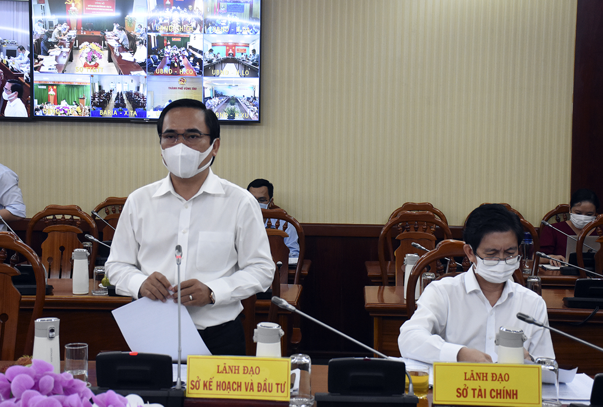 Ong Nguyễn Văn Đặng, Phó Giám đốc Sở KH-ĐT báo cáo tình hình kinh tế, xã hội, quốc phòng an ninh 6 tháng đầu năm 2021.
