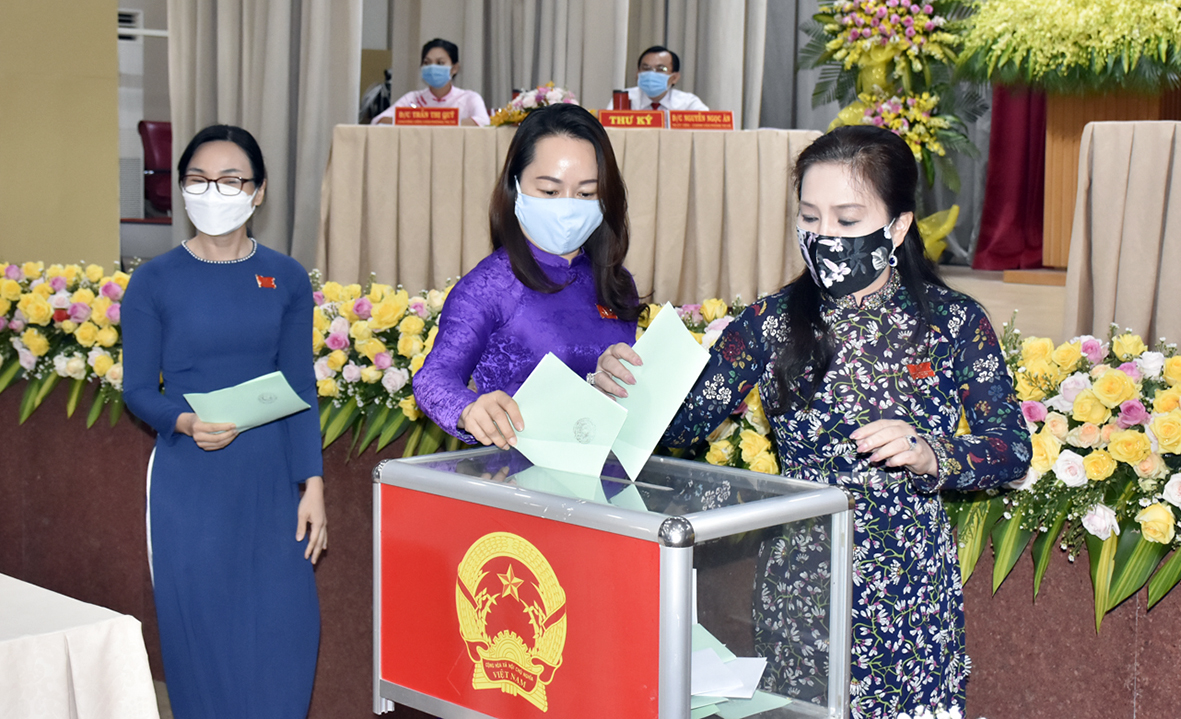 Đại biểu HĐND TX.Phú Mỹ tiến hành bầu chức danh UBND TX.Phú Mỹ khóa V, nhiệm kỳ 2021-2026. 