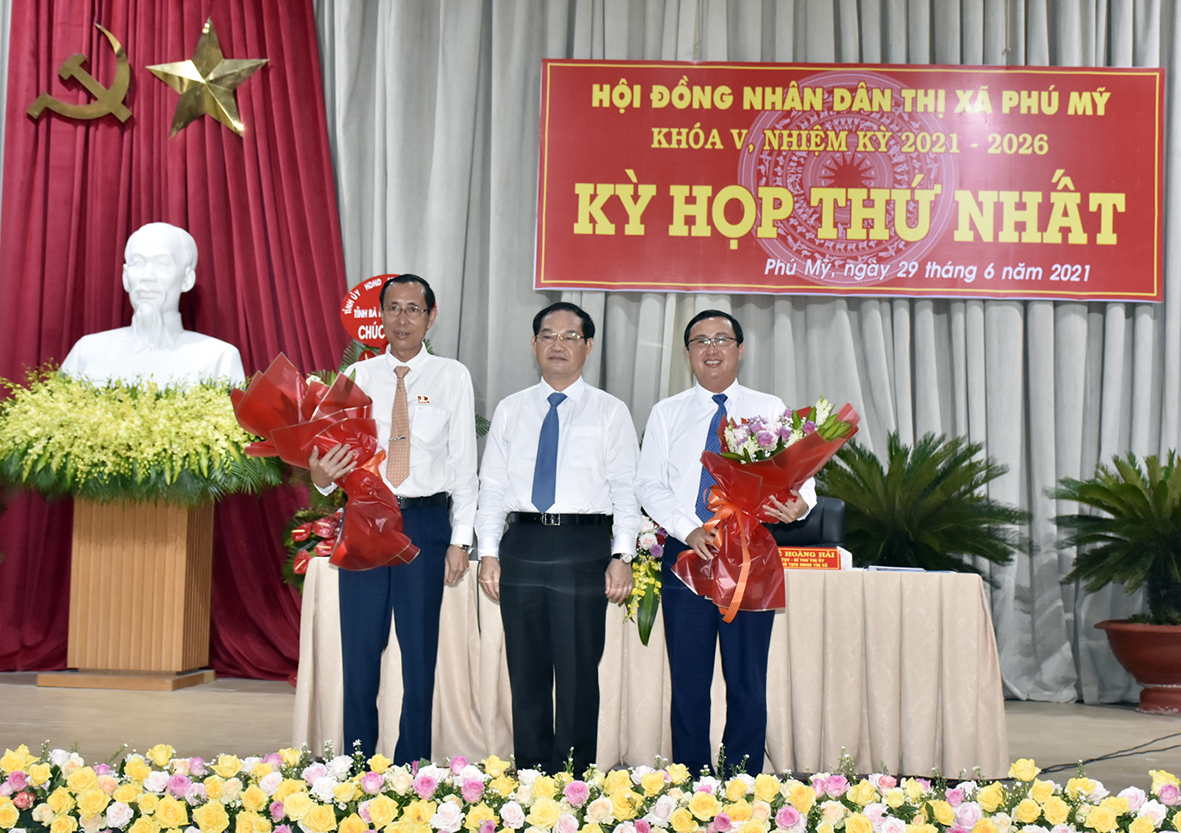 Ông Mai Ngọc Thuận, Ủy viên Ban Thường vụ Tỉnh ủy, Phó Chủ tịch HĐND tỉnh tặng hoa chúc mừng ông Lê Hoàng Hải, Tỉnh ủy viên, Bí thư Thị ủy được tín nhiệm bầu giữ chức danh Chủ tịch HĐND TX.Phú Mỹ khóa V, nhiệm kỳ 2021-2026; ông Nguyễn Văn Thắm tiếp tục được tín nhiệm bầu giữ chức danh Chủ tịch UBND TX.Phú Mỹ khóa V, nhiệm kỳ 2021-2026. 