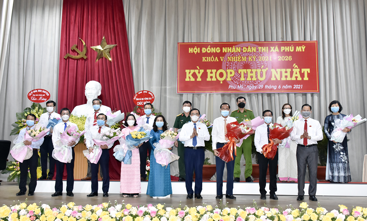 Các Ủy viên UBND TX.Phú Mỹ khóa V, nhiệm kỳ 2021-2026 ra mắt tại Kỳ họp. 