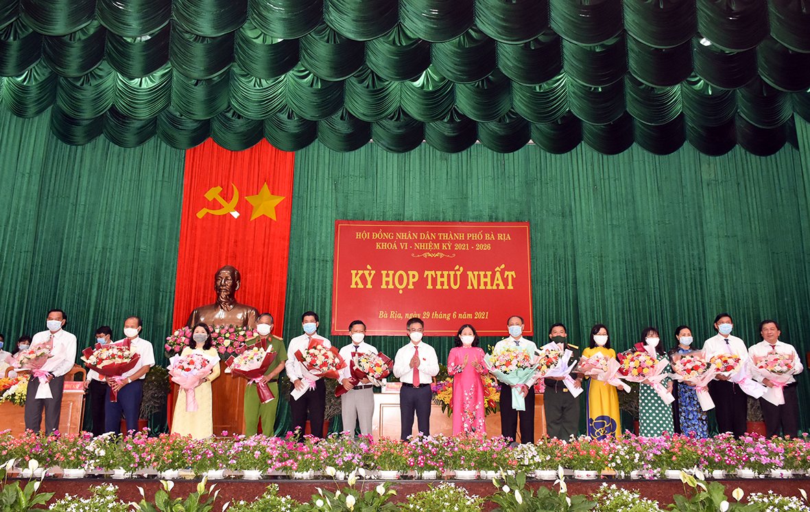 Bà Nguyễn Thị Yến, Phó Bí thư Thường trực Tỉnh ủy, Trưởng Đoàn ĐBQH tỉnh và ông Đặng Minh Thông, Ủy viên Ban Thường vụ Tỉnh ủy, Bí thư Thành ủy Bà Rịa tặng hoa chúc mừng các Ủy viên UBND tỉnh được bầu tại Kỳ họp.