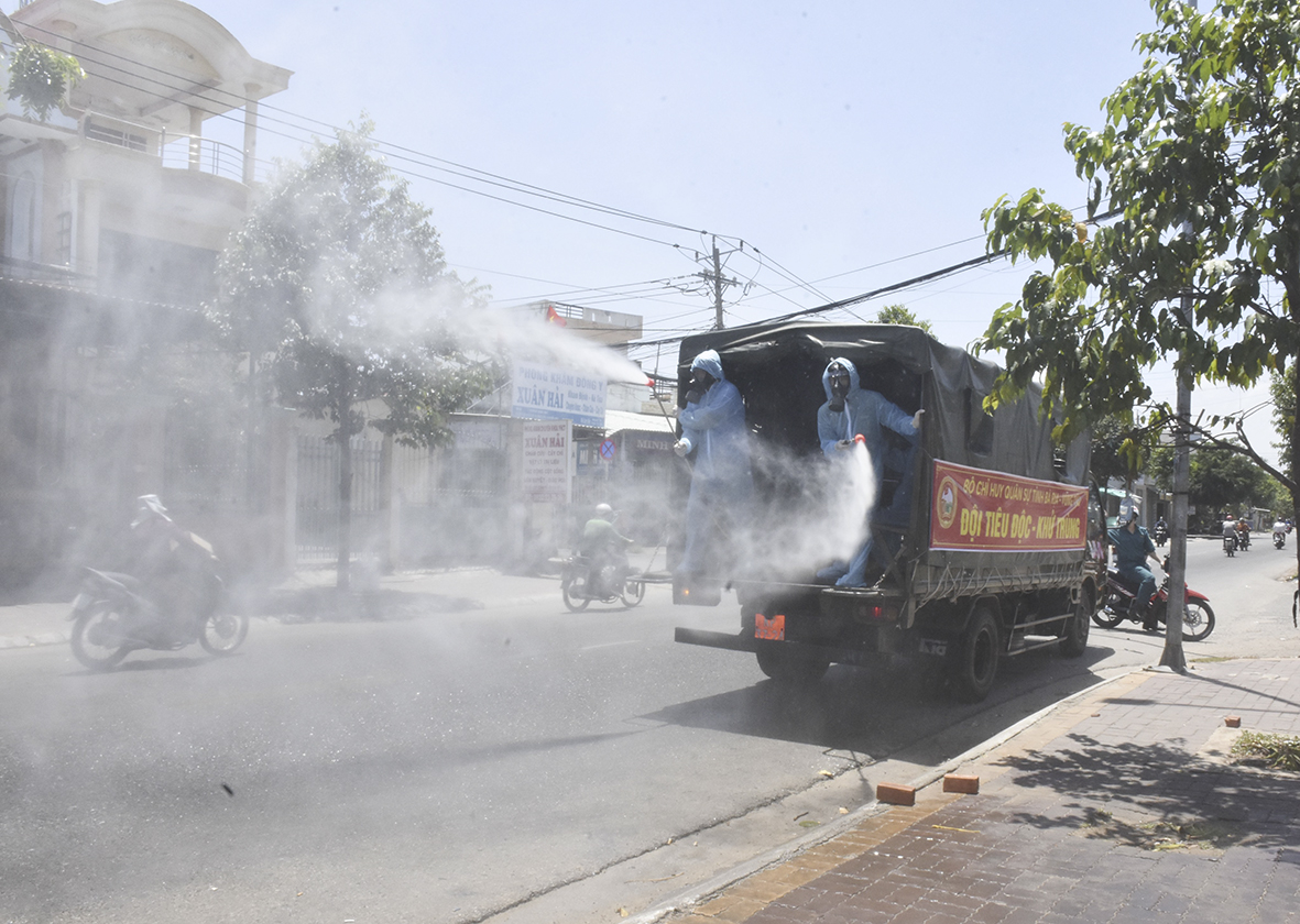 Xe chuyên dụng phun khử khuẩn, tiêu độc trên các trục đường, con hẻm liên quan đến ca nhiễm SARS-CoV-2 tại xã Phước Tỉnh (huyện Long Điền) vào trưa 29/6. Ảnh: PHƯƠNG NAM