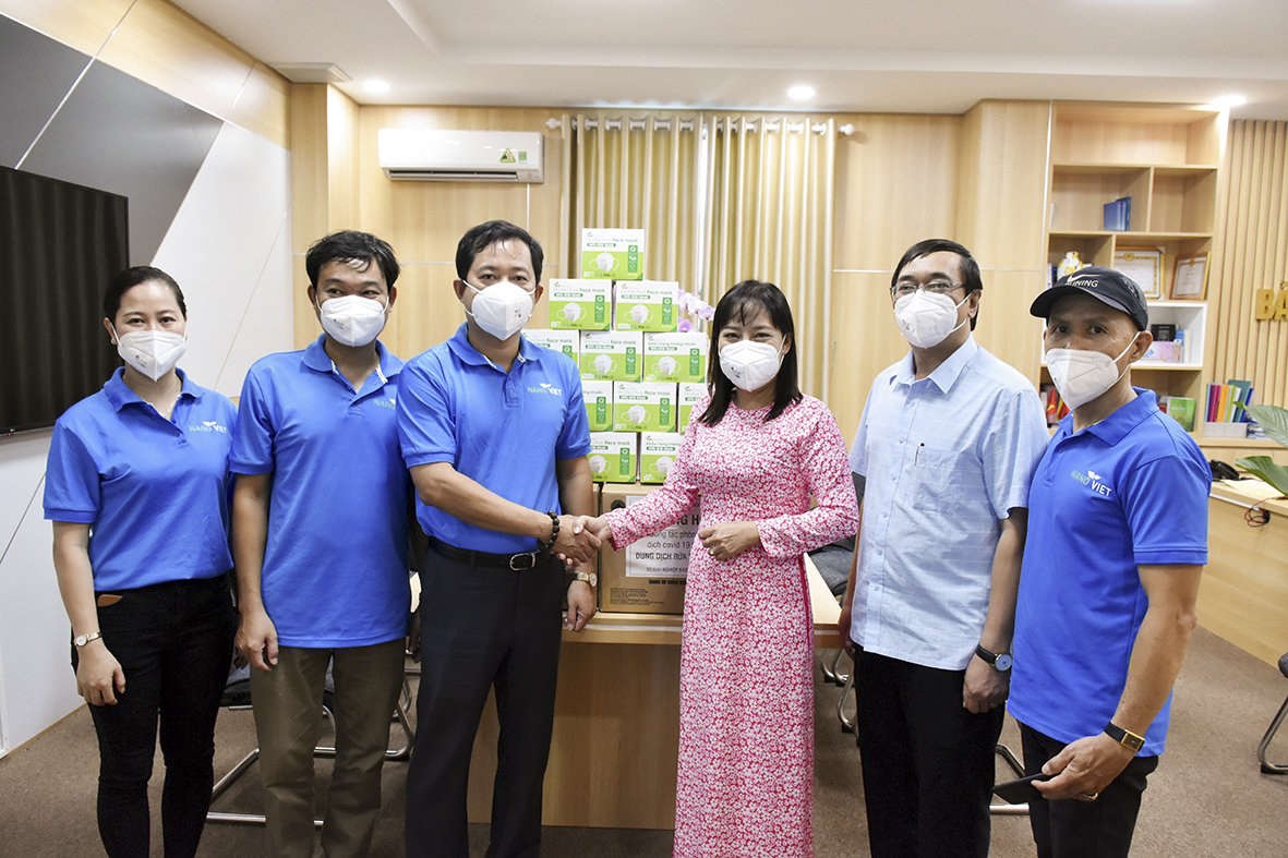 Ông Nguyễn Tuấn Anh, Chủ tịch HĐQT Công ty CP Công nghệ môi trường Nano Việt tặng khẩu trang N95 và nước rửa tay sát khuẩn cho Ban Biên tập Báo Bà Rịa - Vũng Tàu.