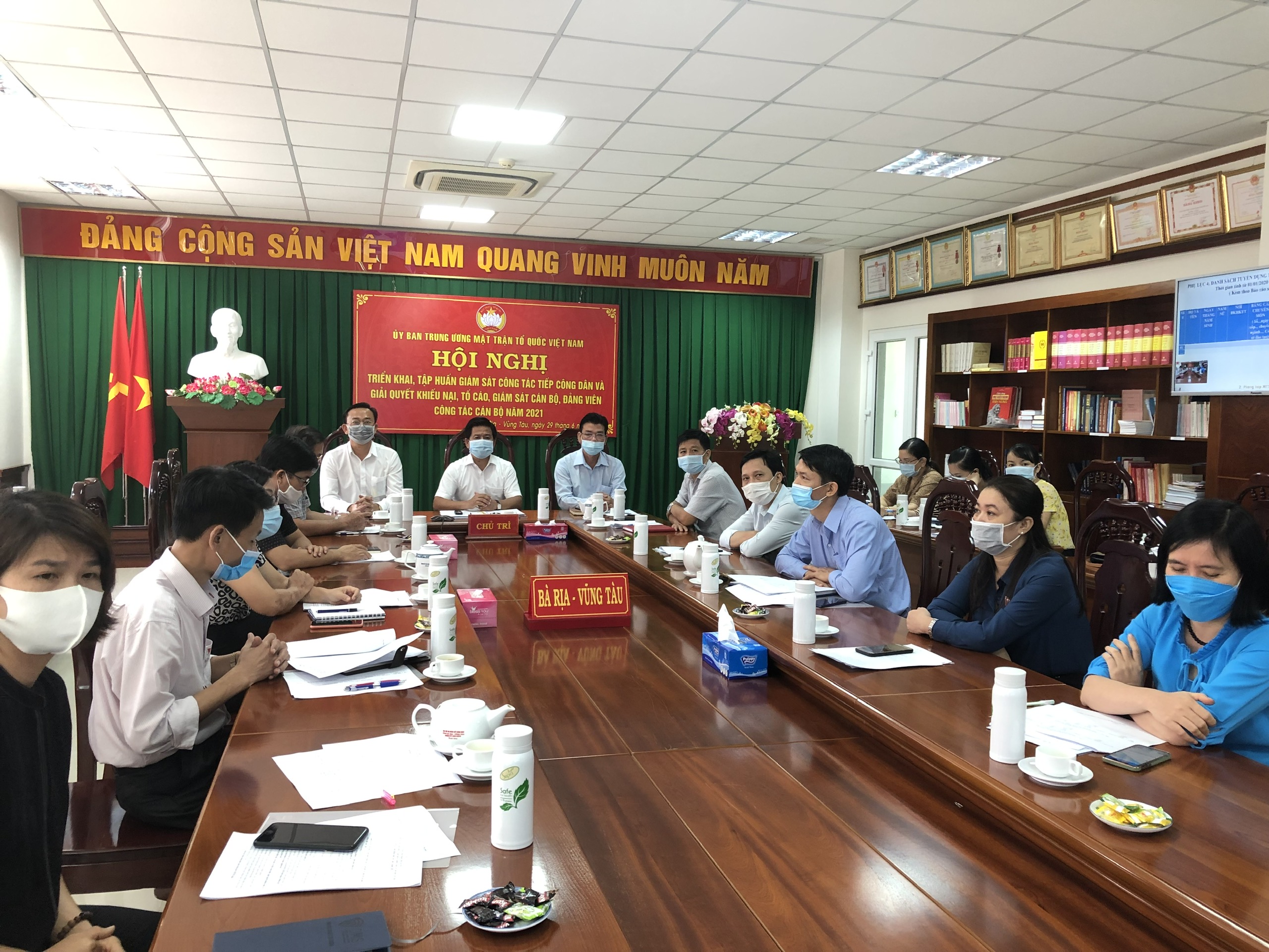 Đồng chí Bùi Chí Thành, Ủy viên dự khuyết TW Đảng, Chủ tịch Ủy ban MTTQ Việt Nam tỉnh chủ trì hội nghị.
