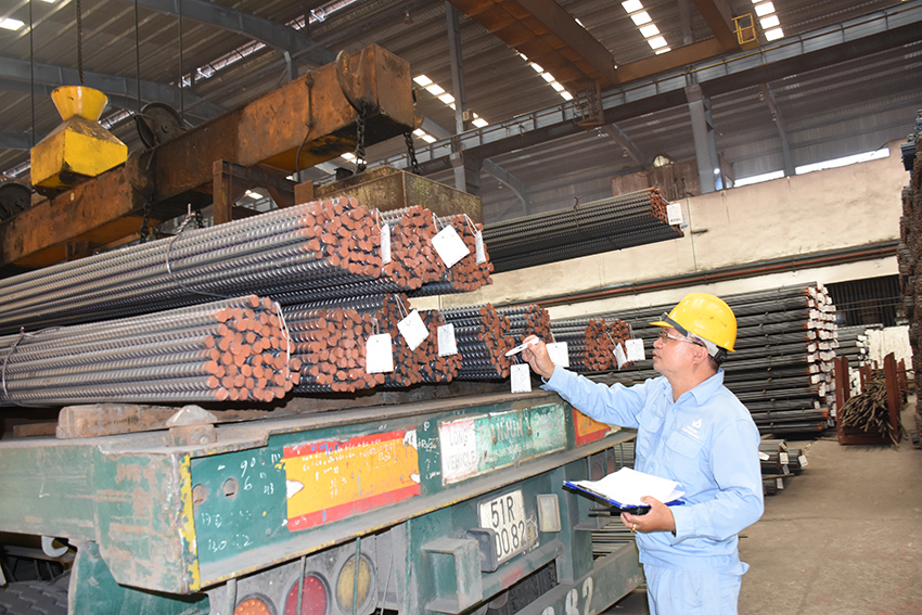 Sản xuất thép tại Nhà máy thép miền Nam (TX. Phú Mỹ).