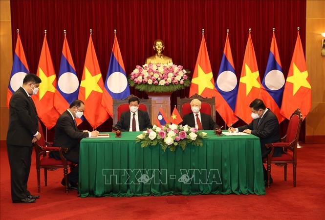 Tổng Bí thư Nguyễn Phú Trọng và Tổng Bí thư, Chủ tịch nước Thongloun Sisoulith chứng kiến Lễ ký các văn kiện hợp tác giữa hai nước, sáng 28/6. Ảnh: Trí Dũng/TTXVN 