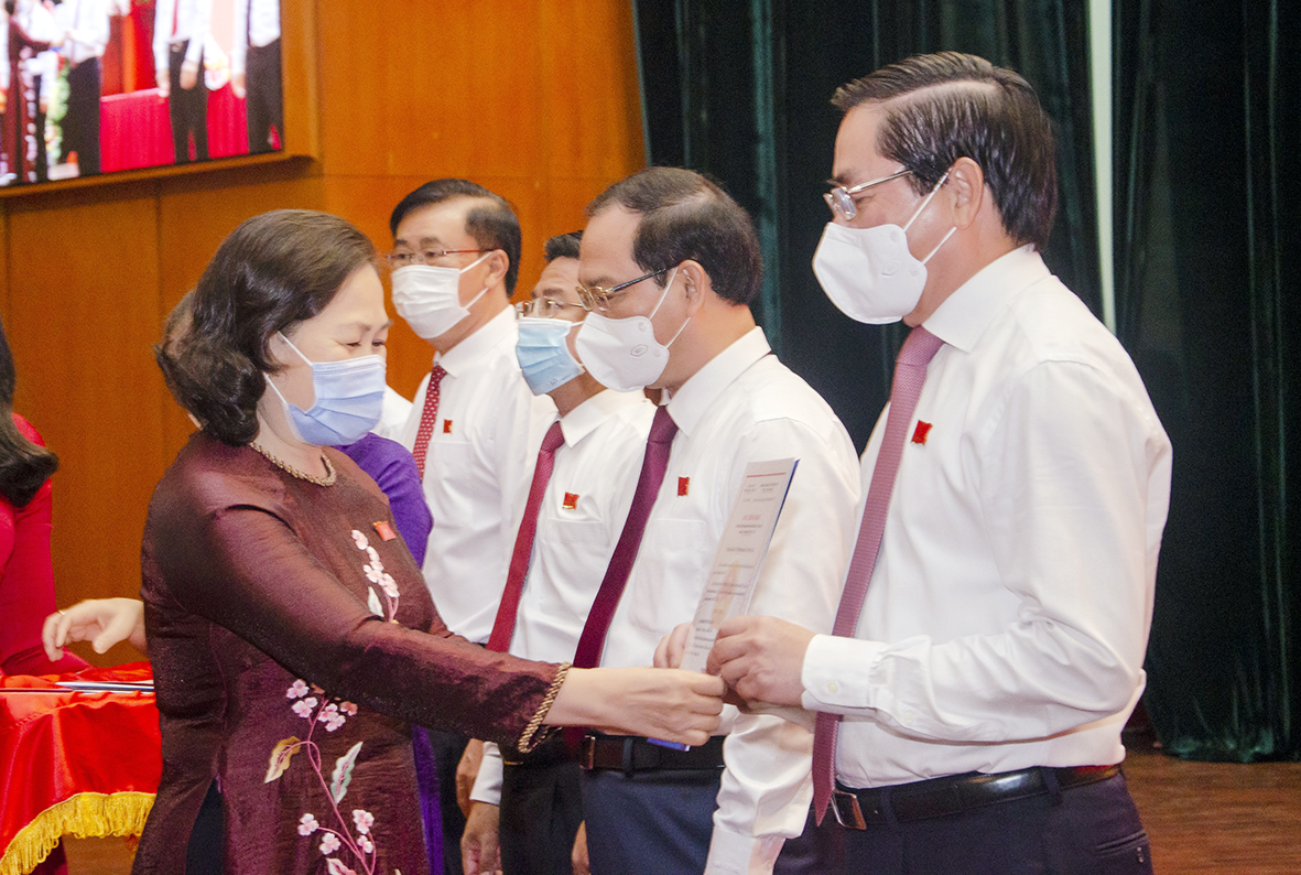 Bà Nguyễn Thị Yến, Phó Bí thư Thường trực Tỉnh ủy, Trưởng Đoàn ĐBQH tỉnh, Phó Trưởng Ban Thường trực BCĐ Bầu cử tỉnh trao Giấy chứng nhận đại biểu HĐND tỉnh nhiệm kỳ 2021-2026 cho các đại biểu trúng cử.