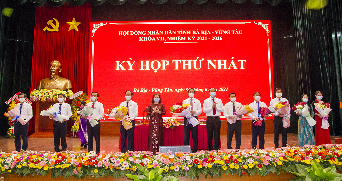 Bà Nguyễn Thị Yến, Phó Bí thư Thường trực Tỉnh ủy, Trưởng Đoàn ĐBQH tỉnh; ông Nguyễn Văn Thọ, Phó Bí thư Tỉnh ủy, Chủ tịch UBND tỉnh tặng hoa chúc mừng các đại biểu được bầu giữ chức danh Chủ tịch, Phó Chủ tịch và Trưởng, Phó các Ban HĐND tỉnh nhiệm kỳ 2021-2026.