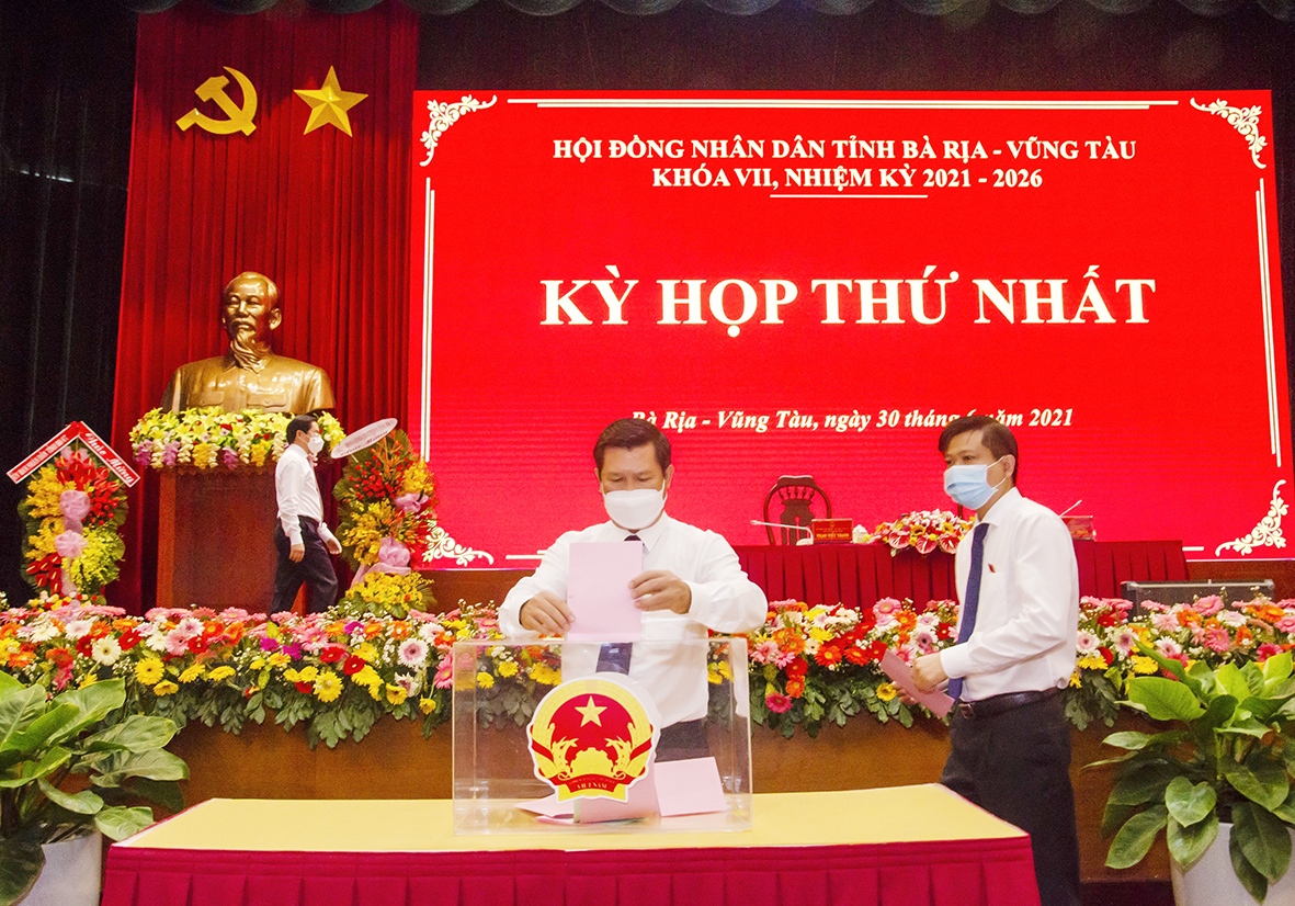 Các đại biểu HĐND tỉnh bỏ phiếu bầu chức danh Chủ tịch UBND tỉnh nhiệm kỳ 2021-2026.