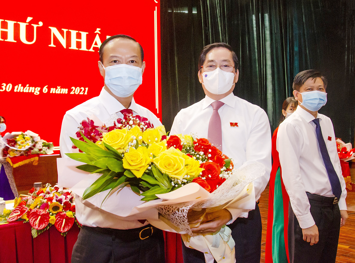 Ông Phạm Viết Thanh, Ủy viên Trung ương Đảng, Bí thư Tỉnh ủy, Chủ tịch HĐND tỉnh tặng hoa chúc mừng ông Nguyễn Văn Thọ tái đắc cử chức danh Chủ tịch UBND tỉnh nhiệm kỳ 2021-2026.
