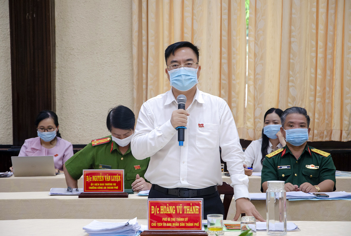 Ông Hoàng Vũ Thảnh, Phó Bí thư Thành ủy, Chủ tịch UBND TP.Vũng Tàu phát biểu tham luận về  đẩy nhanh tiến độ công tác bồi thường, giải phóng mặt bằng, khởi công mới các dự án.