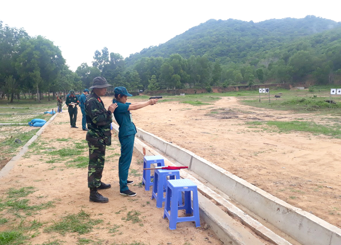 Các thí sinh tham gia phần thi bắn súng K54 bài 1C.