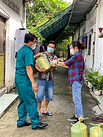 Đại diện UBMTTQ Việt Nam phường Phú Mỹ trao quà đến từng nhà cho hộ dân đang ở trọ.