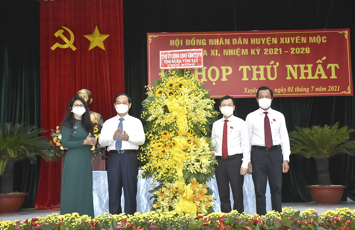 Ông Mai Ngọc Thuận, Ủy viên Ban Thường vụ Tỉnh ủy, Phó Chủ tịch HĐND tỉnh (thứ 2 từ trái sang) trao lẵng hoa chúc mừng Kỳ họp của Tỉnh ủy, HĐND, UBND, UBMTTQVN tỉnh.