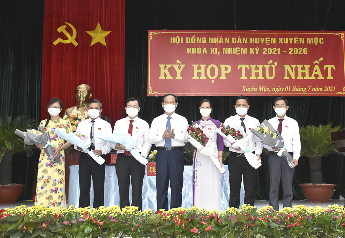 Ông Mai Ngọc Thuận, Ủy viên Ban Thường vụ Tỉnh ủy, Phó Chủ tịch HĐND tỉnh tặng hoa và chúc mừng các đại biểu trúng cử chức danh Chủ tịch HĐND huyện, Phó Chủ tịch HĐND huyện; Trưởng Ban, Phó Trưởng Ban các ban của HĐND huyện khóa XI