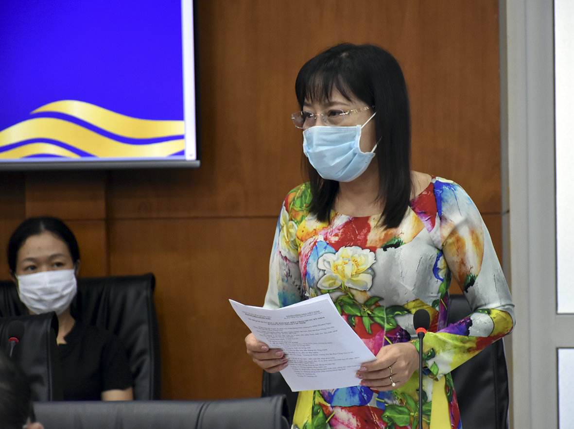 Bà Đỗ Nguyễn Hoàng Dung, Quyền Tổng Biên tập Báo Bà Rịa - Vũng Tàu phát biểu về công tác tuyên truyền của Báo Bà Rịa - Vũng Tàu và tiến độ thực hiện một số ấn phẩm chào mừng kỷ niệm 30 năm thành lập tỉnh.