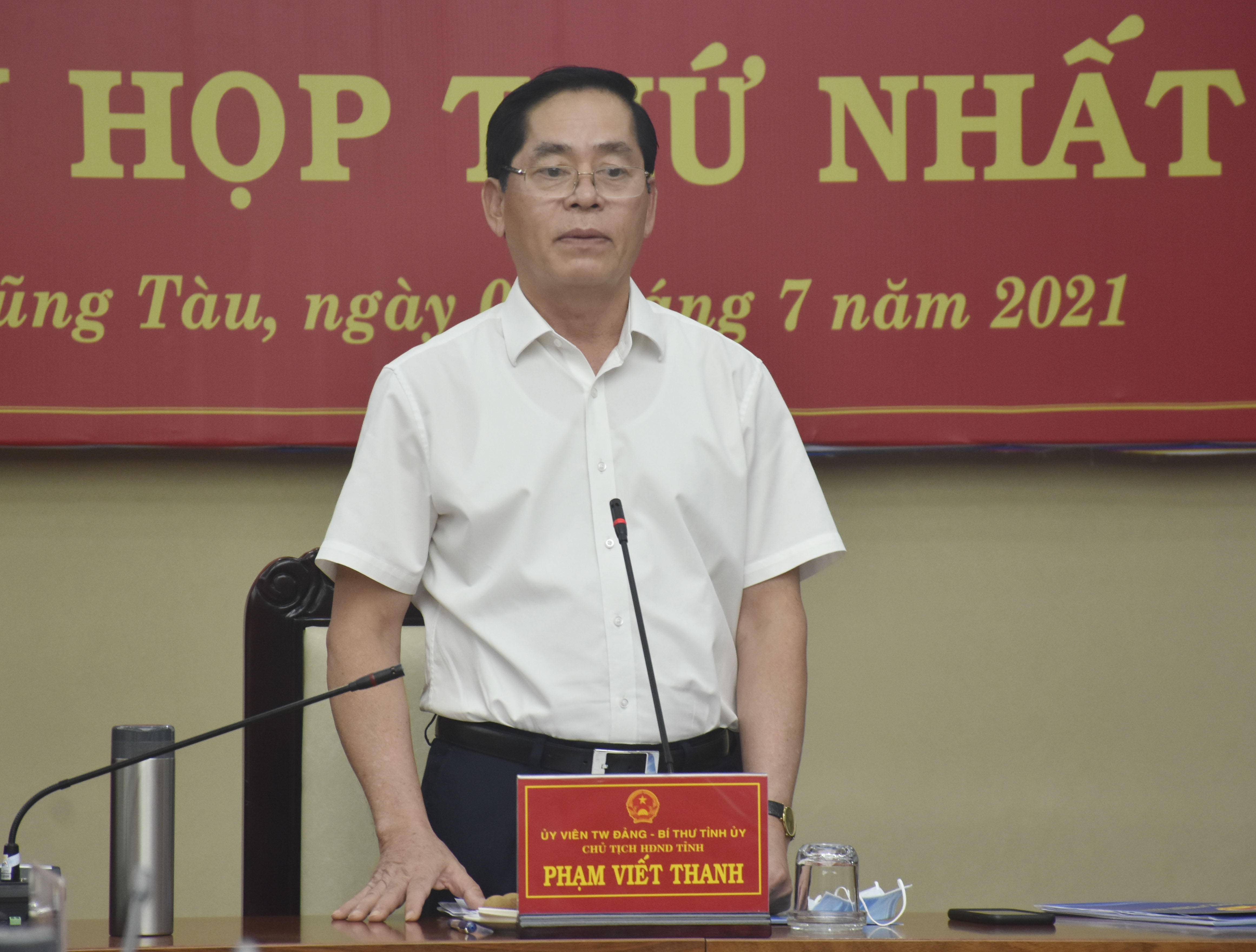 Ông Phạm Viết Thanh, Ủy viên Trung ương Đảng, Bí thư Tỉnh ủy, Chủ tịch HĐND tỉnh phát biểu tại Phiên họp.